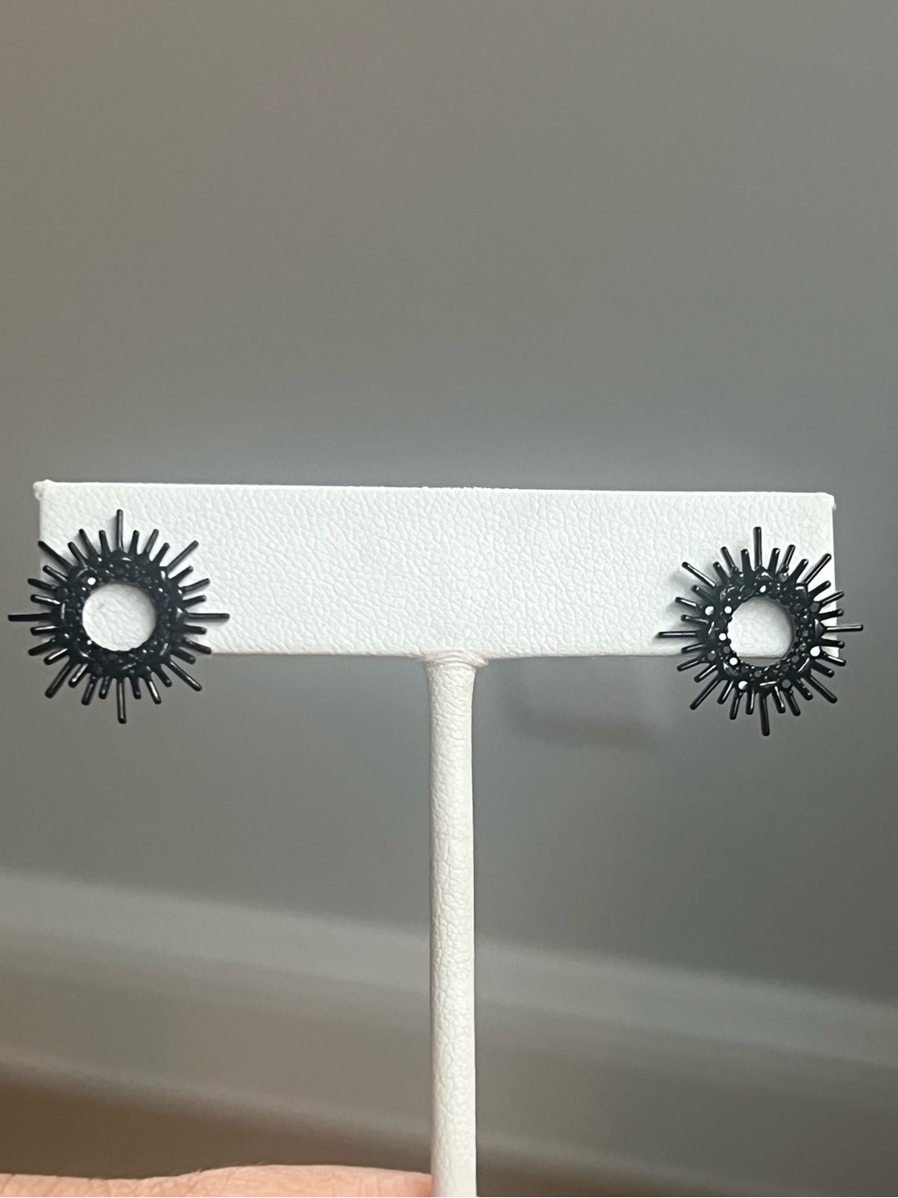 Oro Laminado Black Starburst Sunburst Stud Earrings nip
